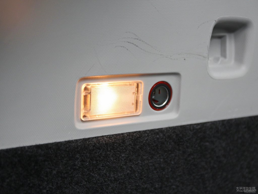 典雅白榮威RX5后備廂空間圖片