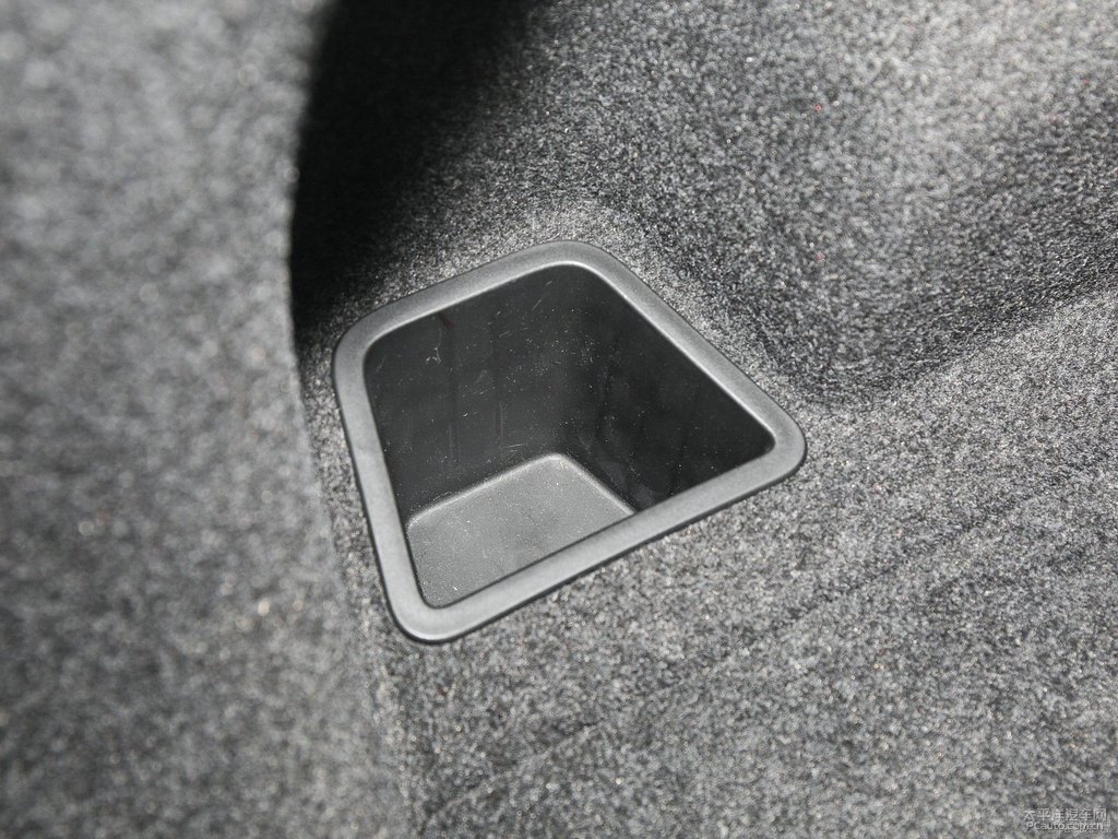 典雅白榮威RX5后備廂空間圖片