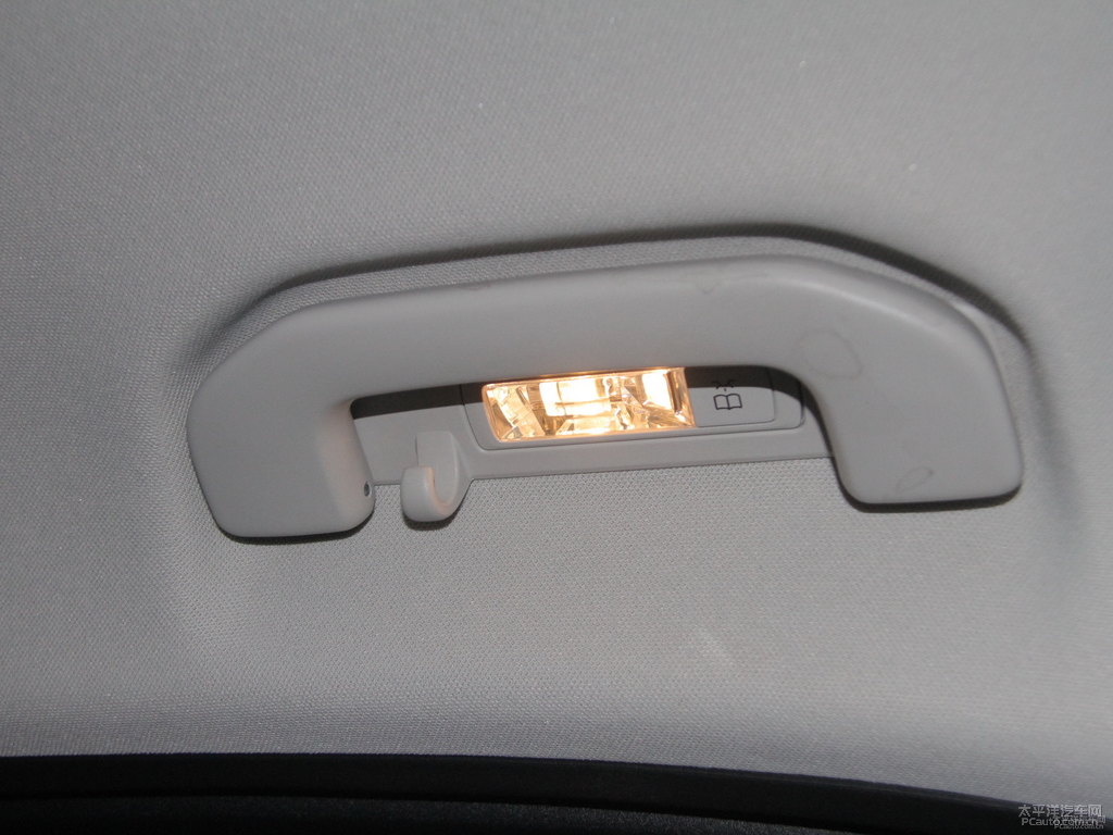 北極白奔馳C級車廂內(nèi)飾圖片