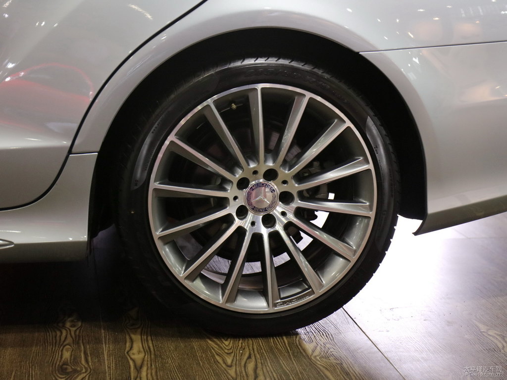 銥銀奔馳CLS級(jí)車(chē)身外觀圖片