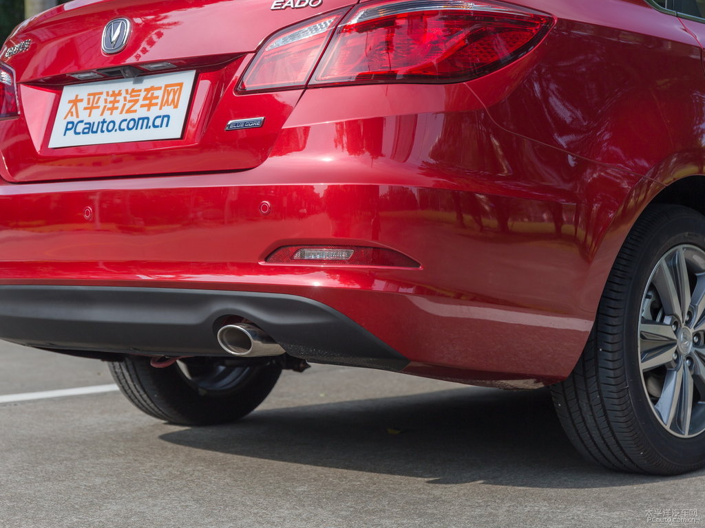 炫目紅逸動(dòng)車尾外觀圖片