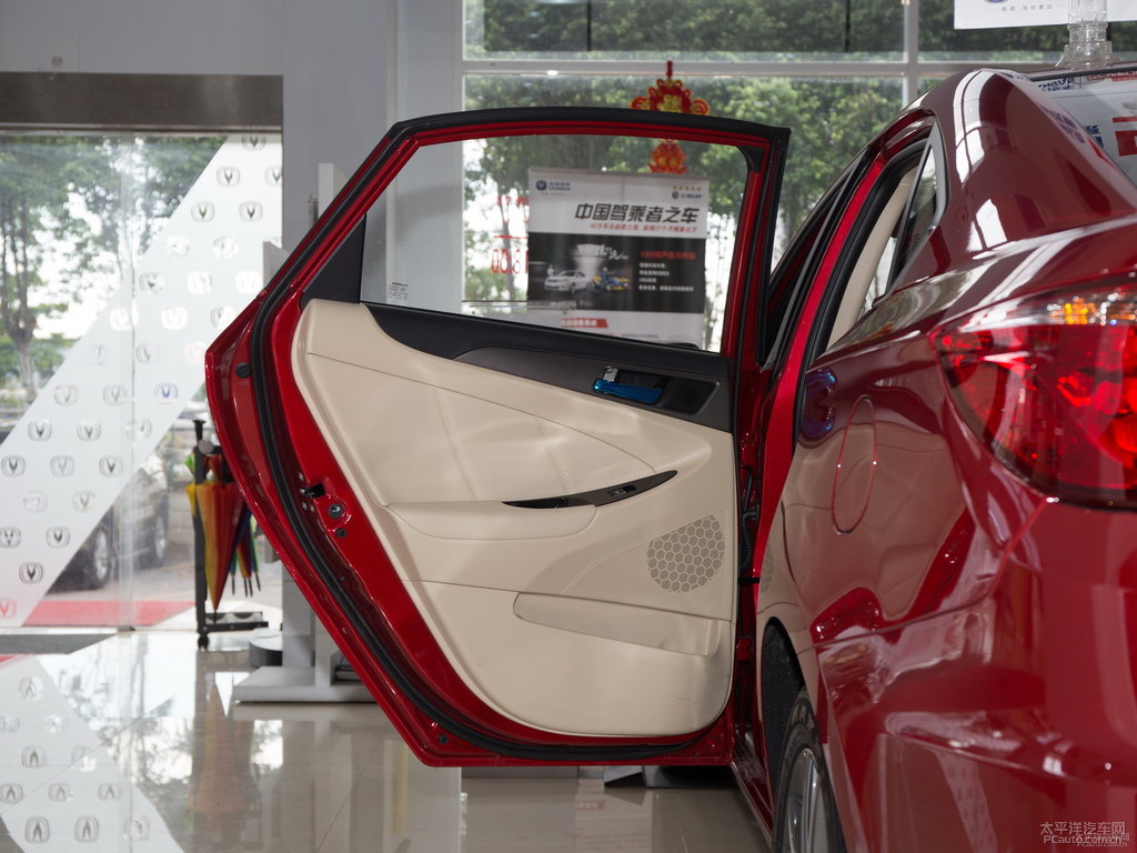 炫目紅逸動車廂內飾圖片