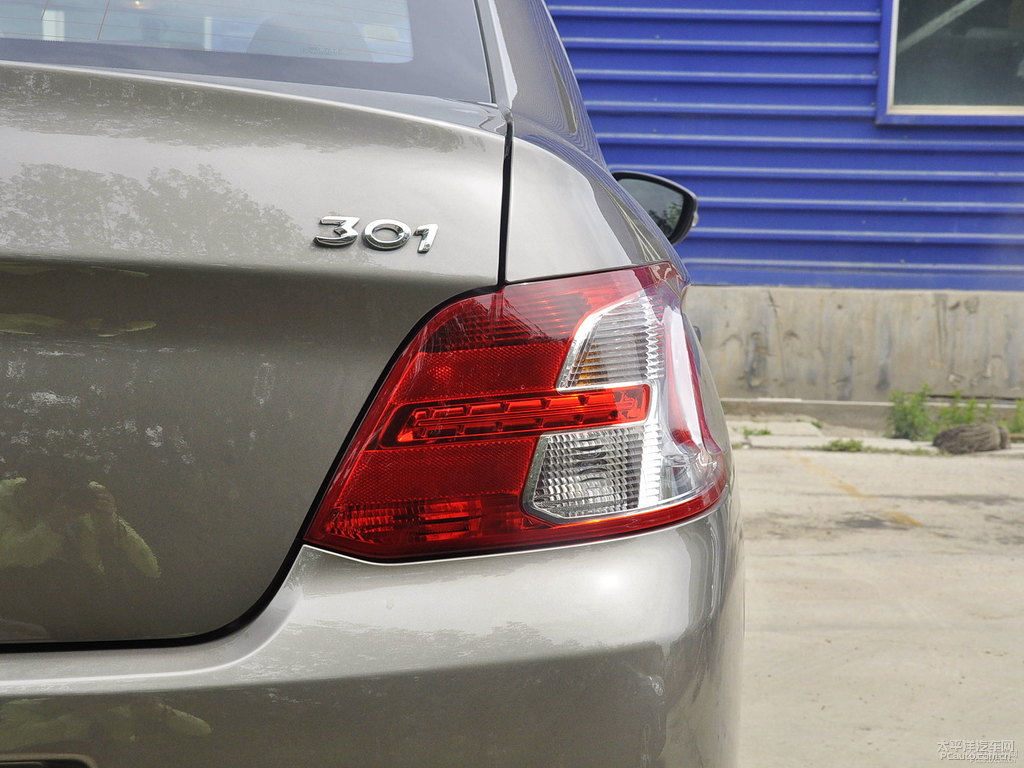 靈動(dòng)灰標(biāo)致301車尾外觀圖片