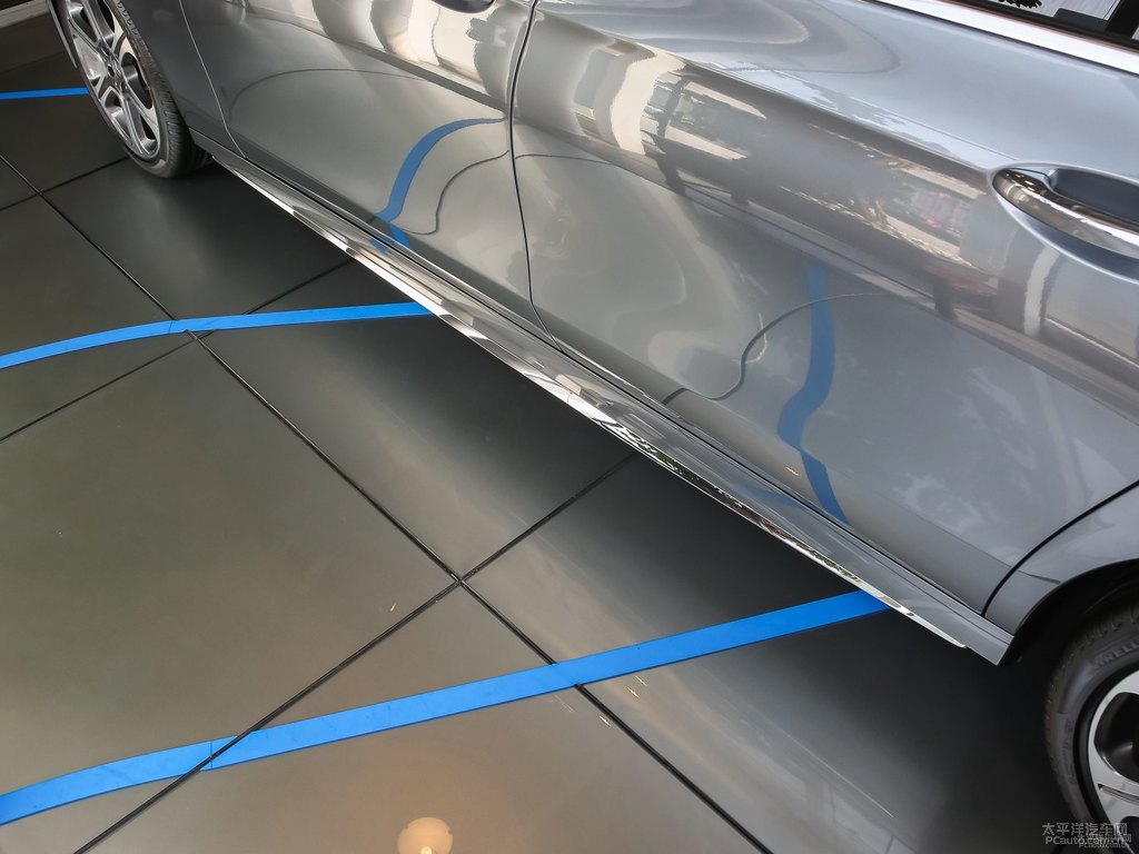 月光石灰奔馳E級車身外觀圖片