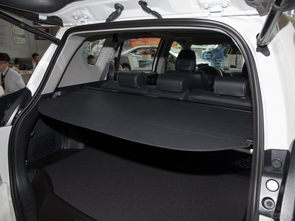 珍珠白RAV4榮放后備廂空間圖片