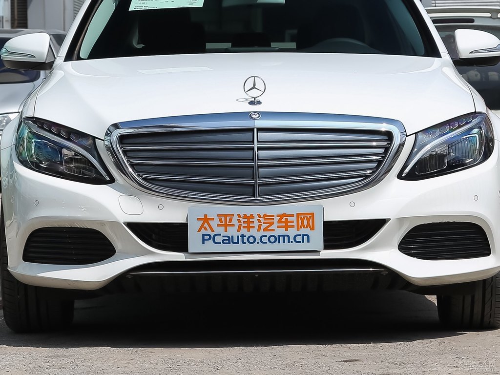 北極白奔馳C級(jí)車頭外觀圖片