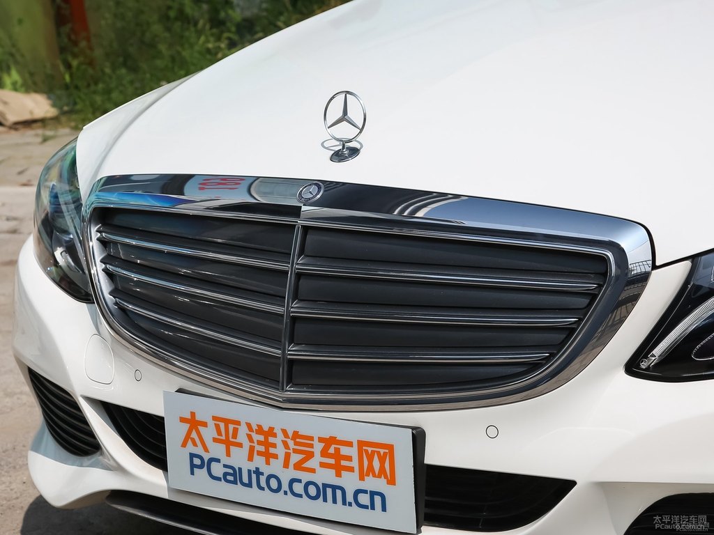 北極白奔馳C級(jí)車頭外觀圖片