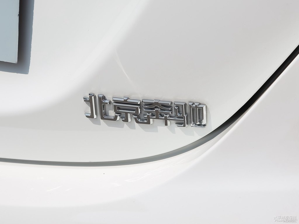 北極白奔馳C級(jí)車尾外觀圖片