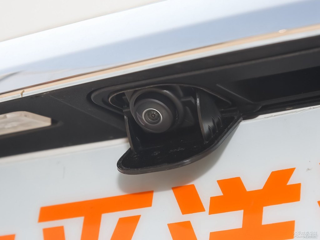 北極白奔馳C級車尾外觀圖片