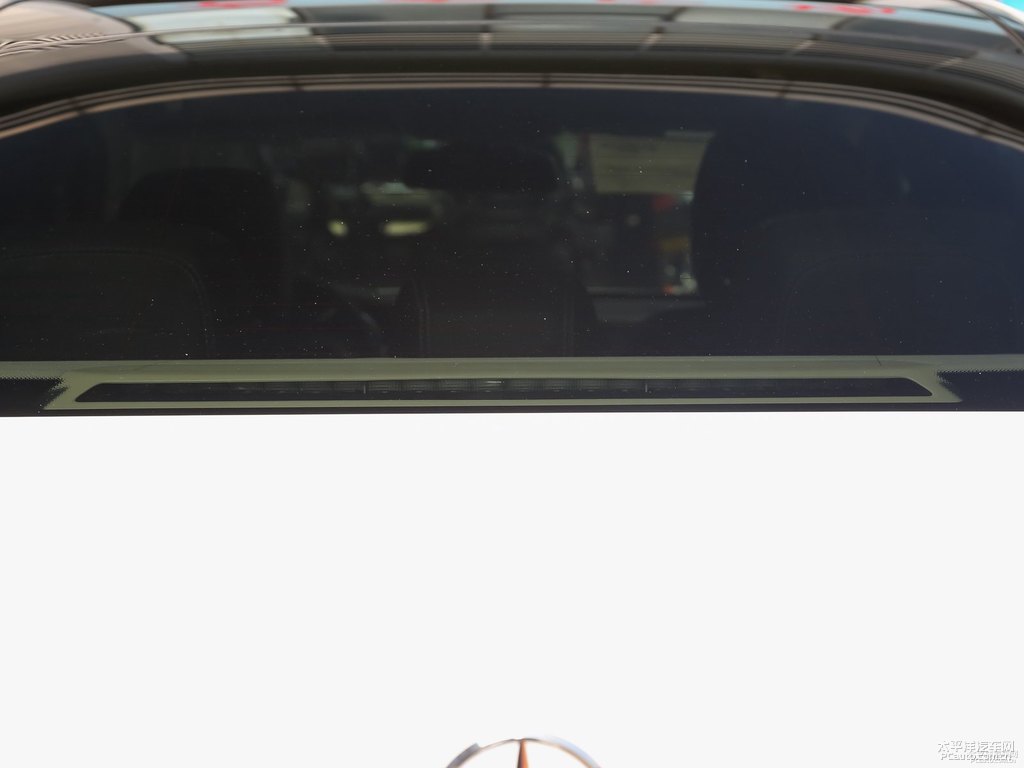 北極白奔馳C級(jí)車尾外觀圖片