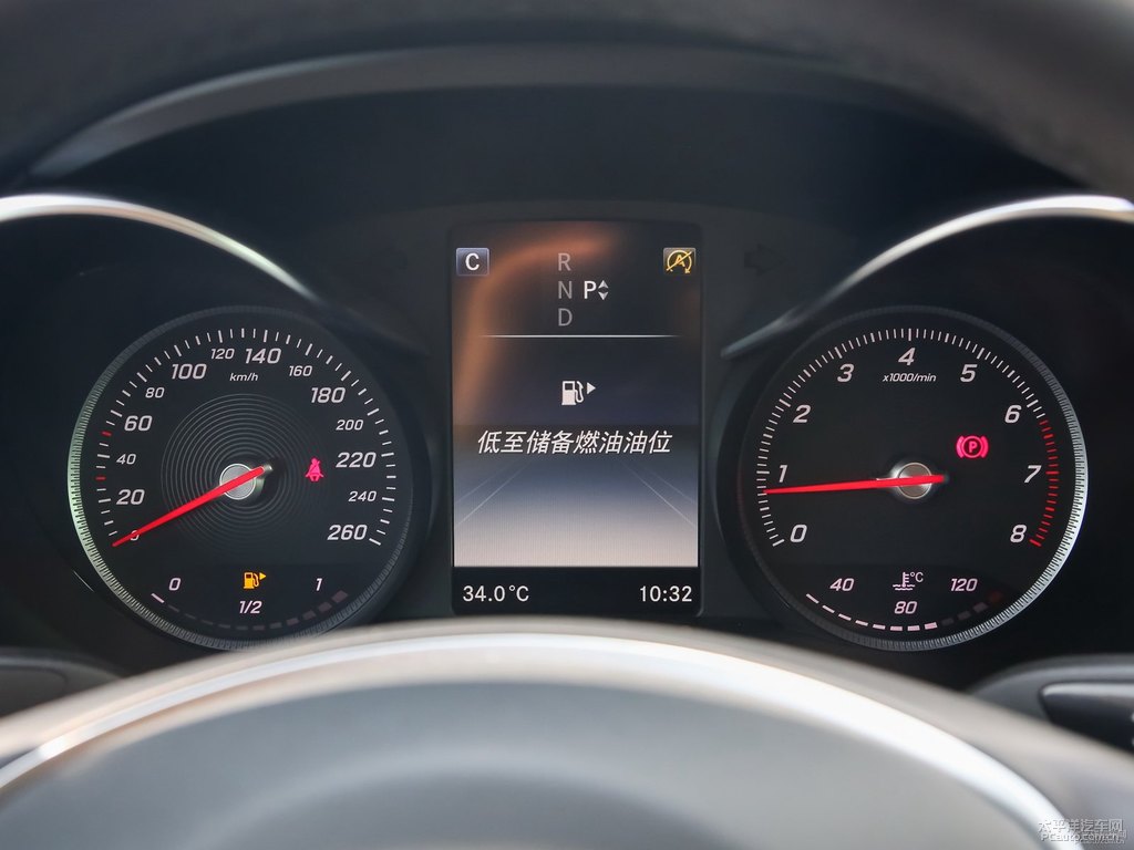 北極白奔馳C級(jí)中控內(nèi)飾圖片