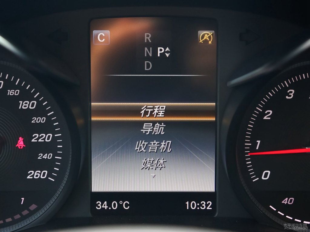 北極白奔馳C級(jí)中控內(nèi)飾圖片
