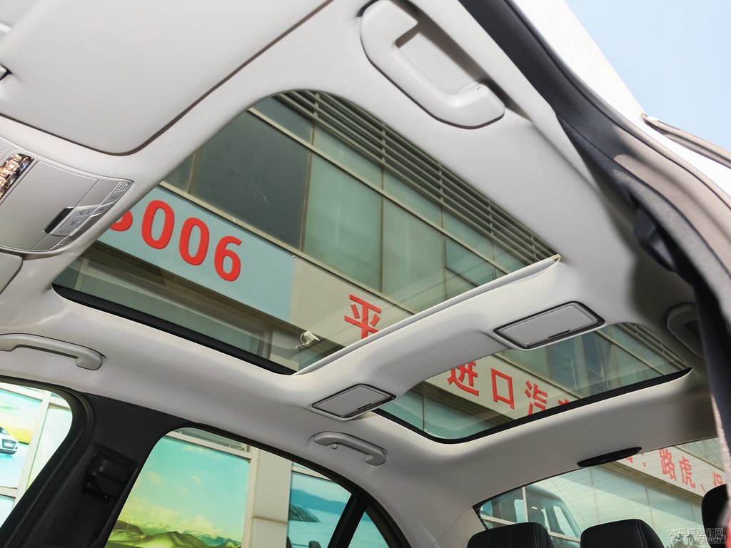 北極白奔馳C級(jí)車廂內(nèi)飾圖片