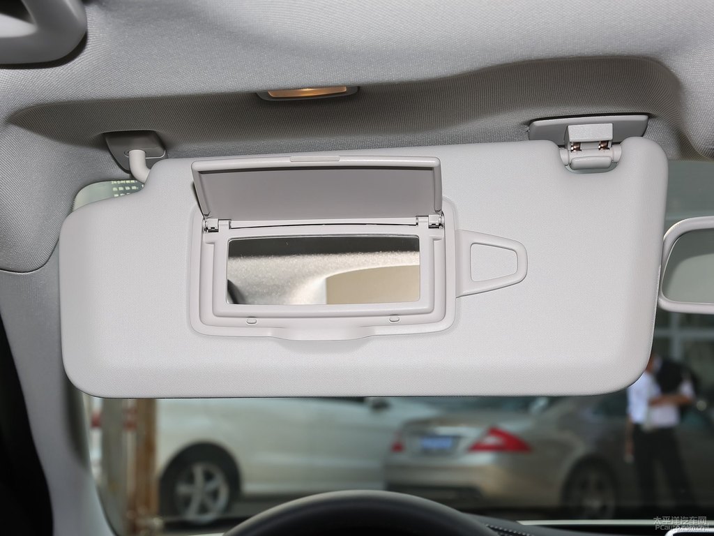 北極白奔馳C級(jí)車(chē)廂內(nèi)飾圖片