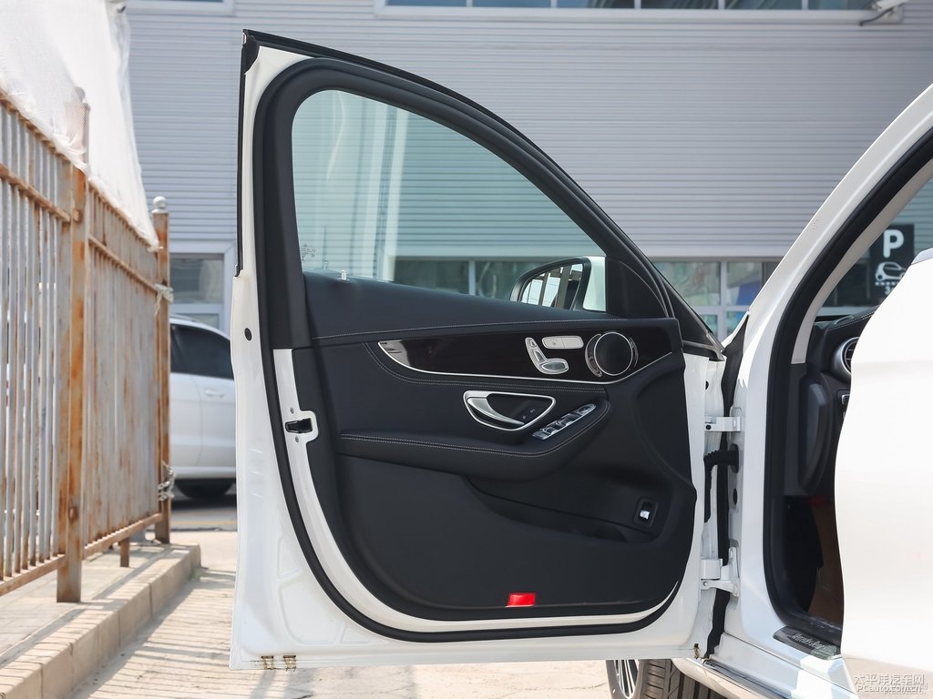 北極白奔馳C級(jí)車廂內(nèi)飾圖片