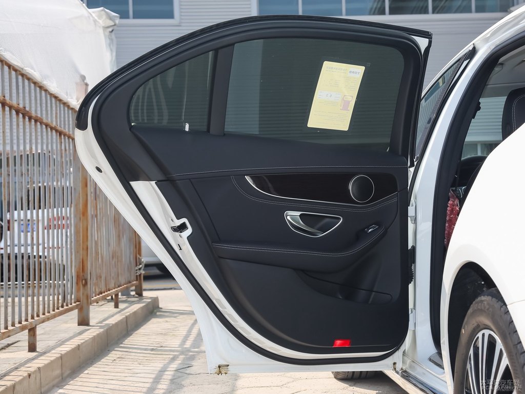 北極白奔馳C級車廂內(nèi)飾圖片