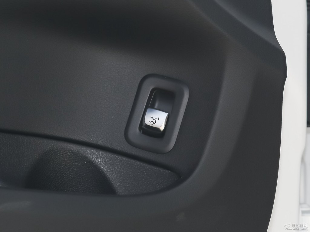 北極白奔馳C級車廂內(nèi)飾圖片
