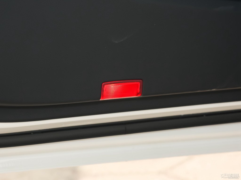 北極白奔馳C級車廂內(nèi)飾圖片