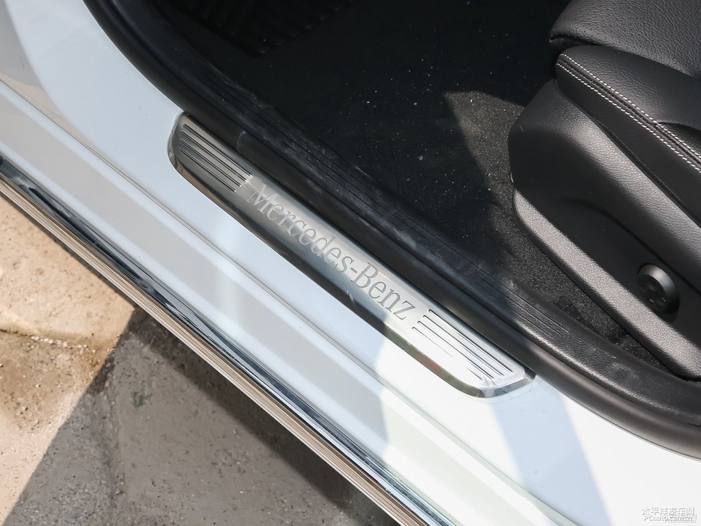 北極白奔馳C級(jí)車廂內(nèi)飾圖片