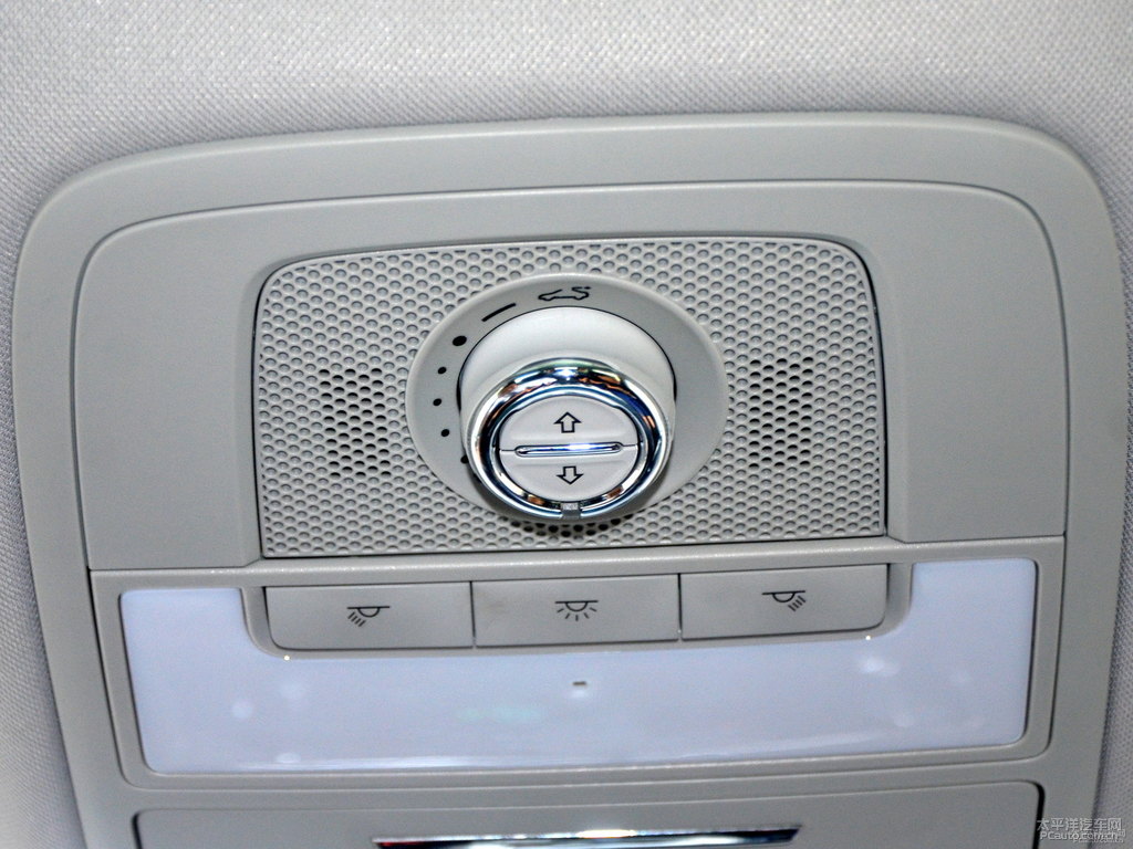 典雅白榮威RX5車廂內(nèi)飾圖片
