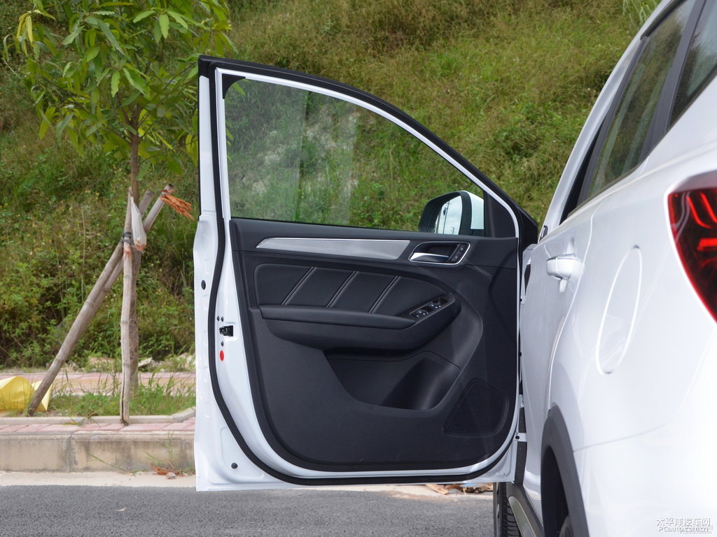 典雅白榮威RX5車廂內(nèi)飾圖片