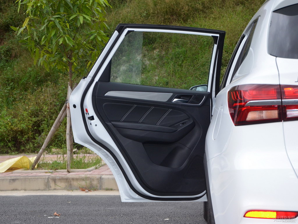 典雅白榮威RX5車廂內(nèi)飾圖片
