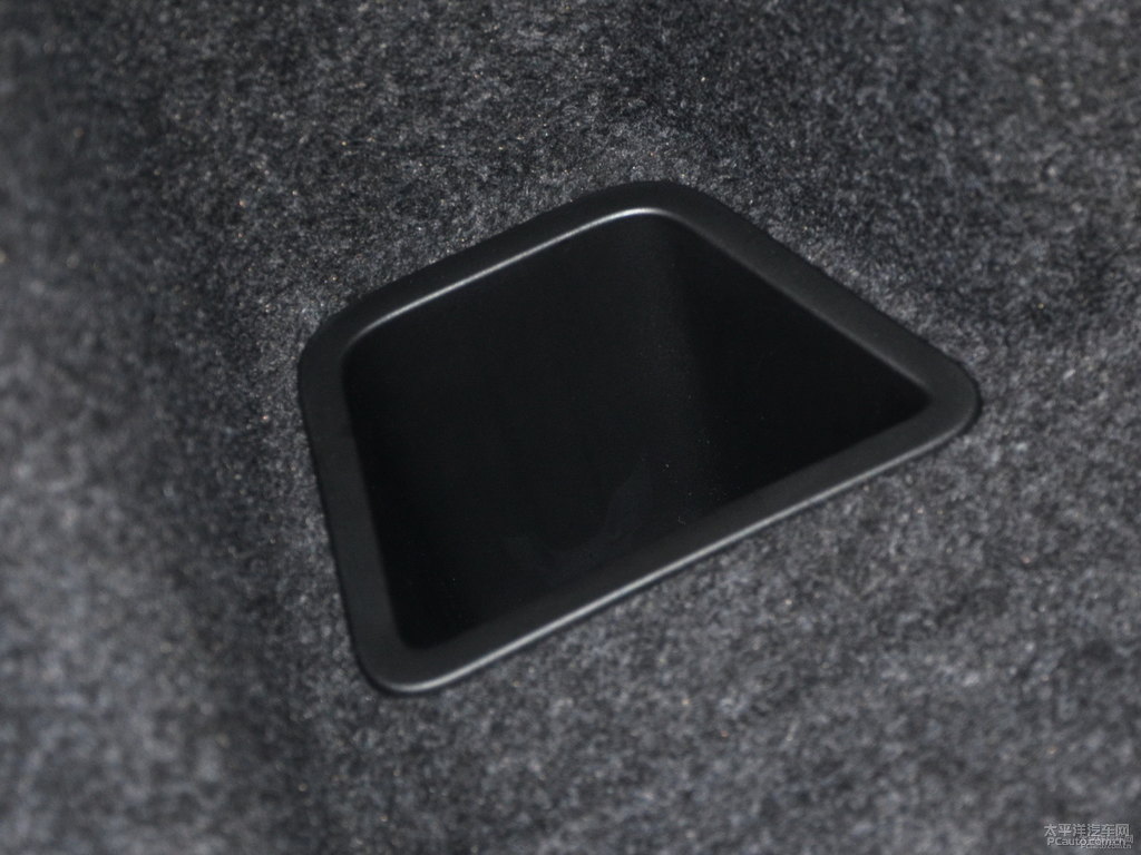 典雅白榮威RX5后備廂空間圖片