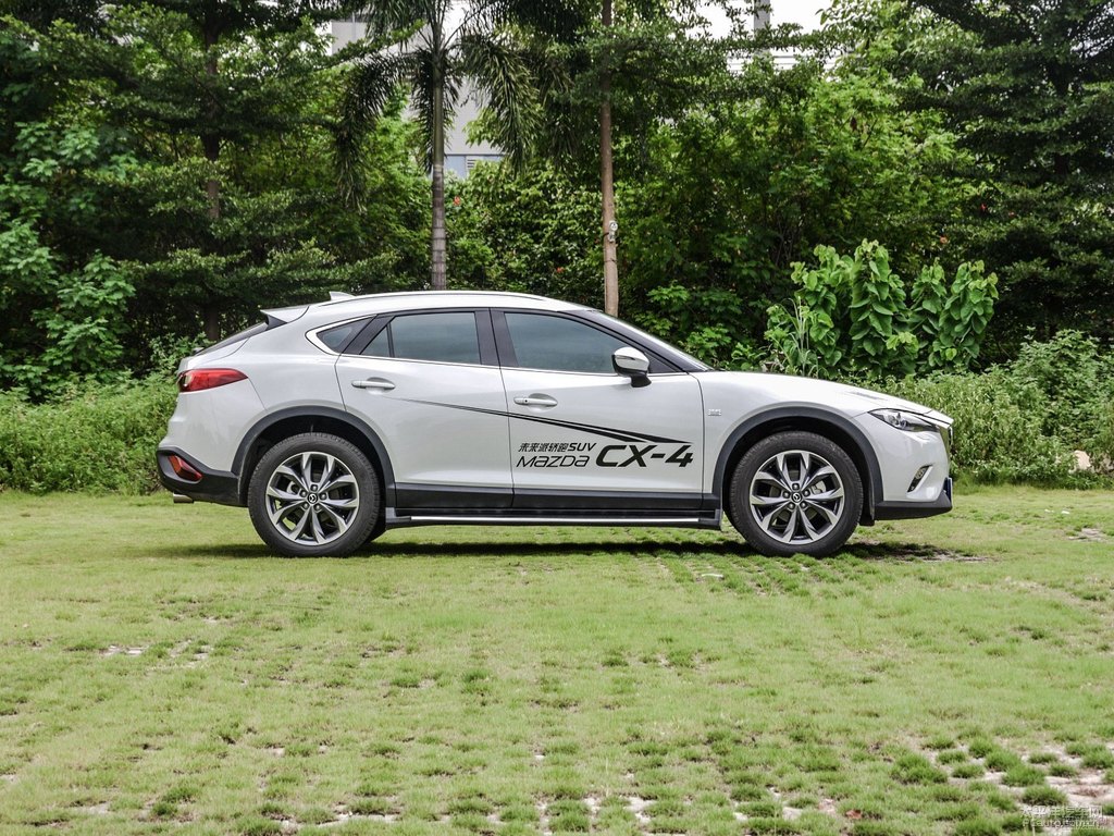 珠光白馬自達CX-4整車外觀外觀圖片