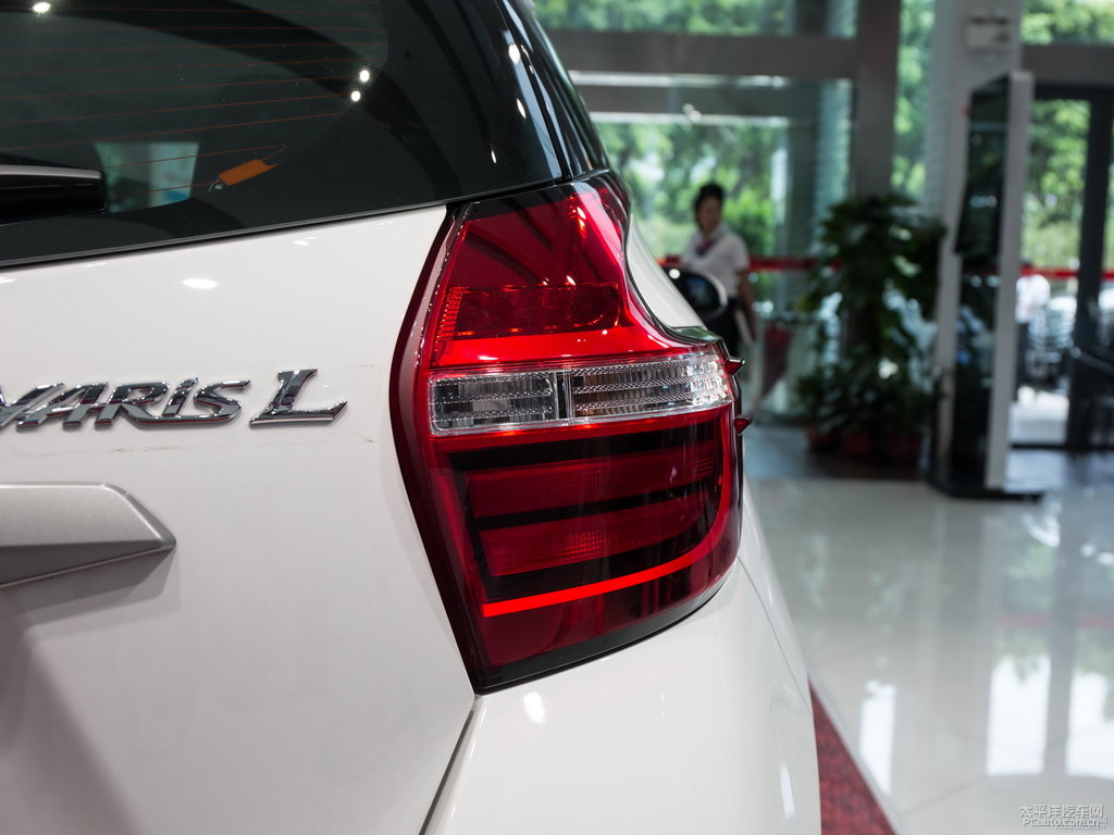 天際白YARiS L 致炫車尾外觀圖片