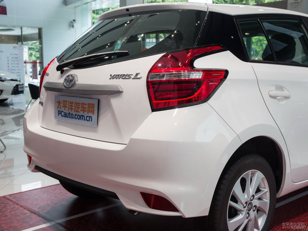 天際白YARiS L 致炫車尾外觀圖片