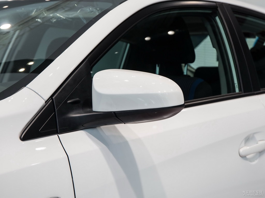天際白YARiS L 致炫車身外觀圖片