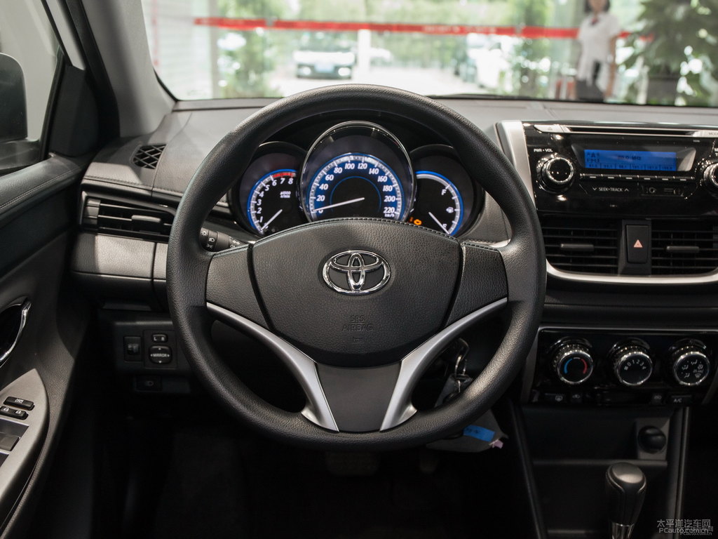 天際白YARiS L 致炫中控內(nèi)飾圖片
