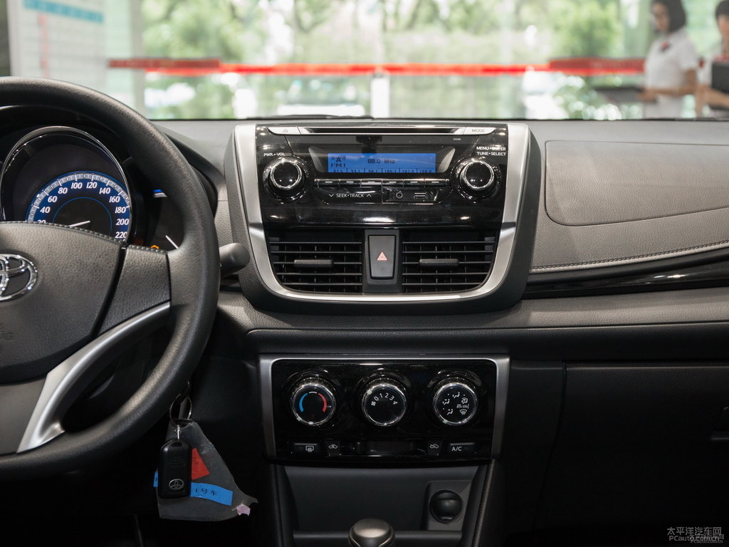 天際白YARiS L 致炫中控內(nèi)飾圖片