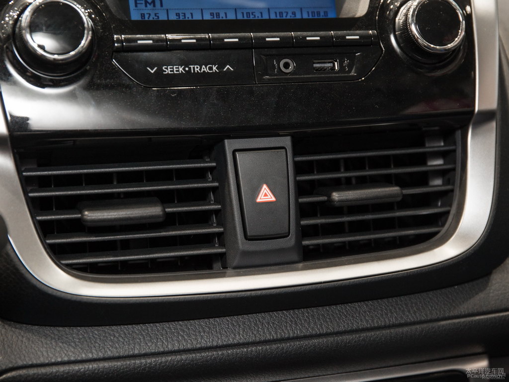 天際白YARiS L 致炫中控內(nèi)飾圖片