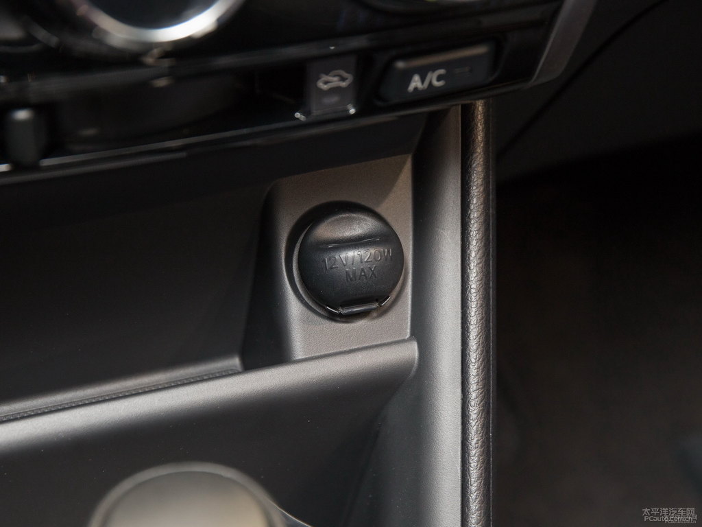 天際白YARiS L 致炫中控內(nèi)飾圖片