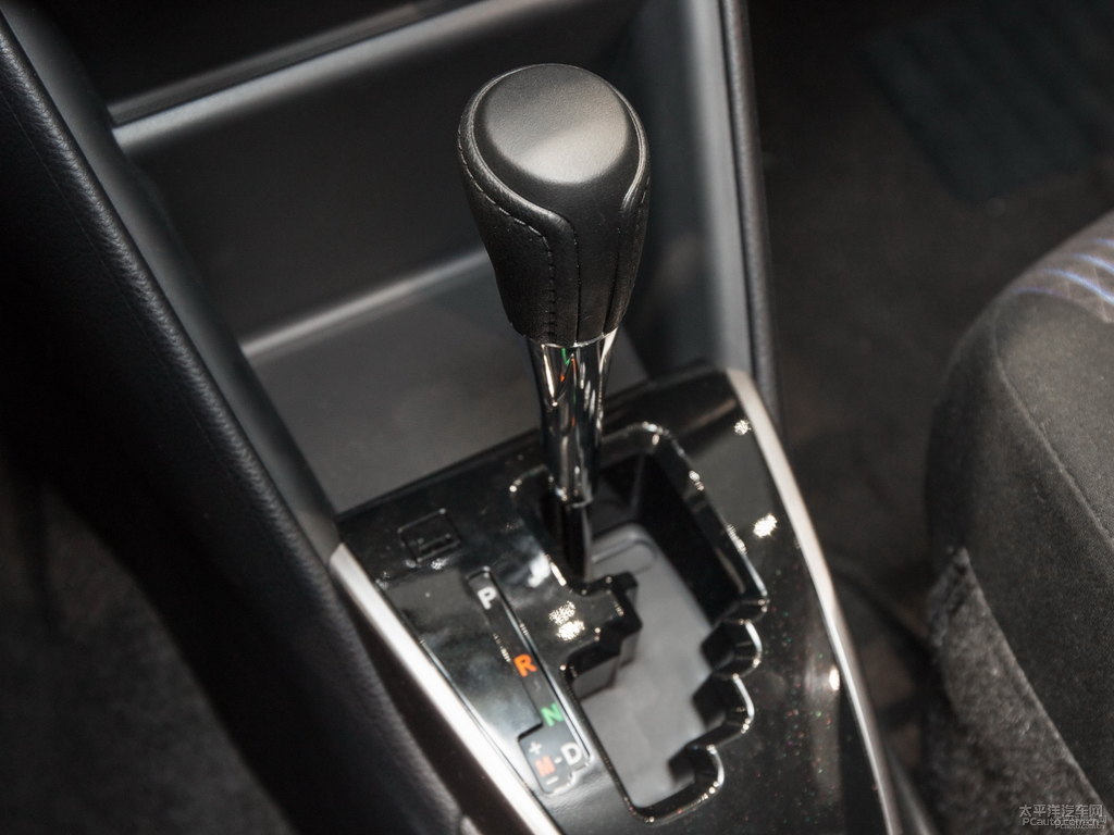 天際白YARiS L 致炫中控內(nèi)飾圖片