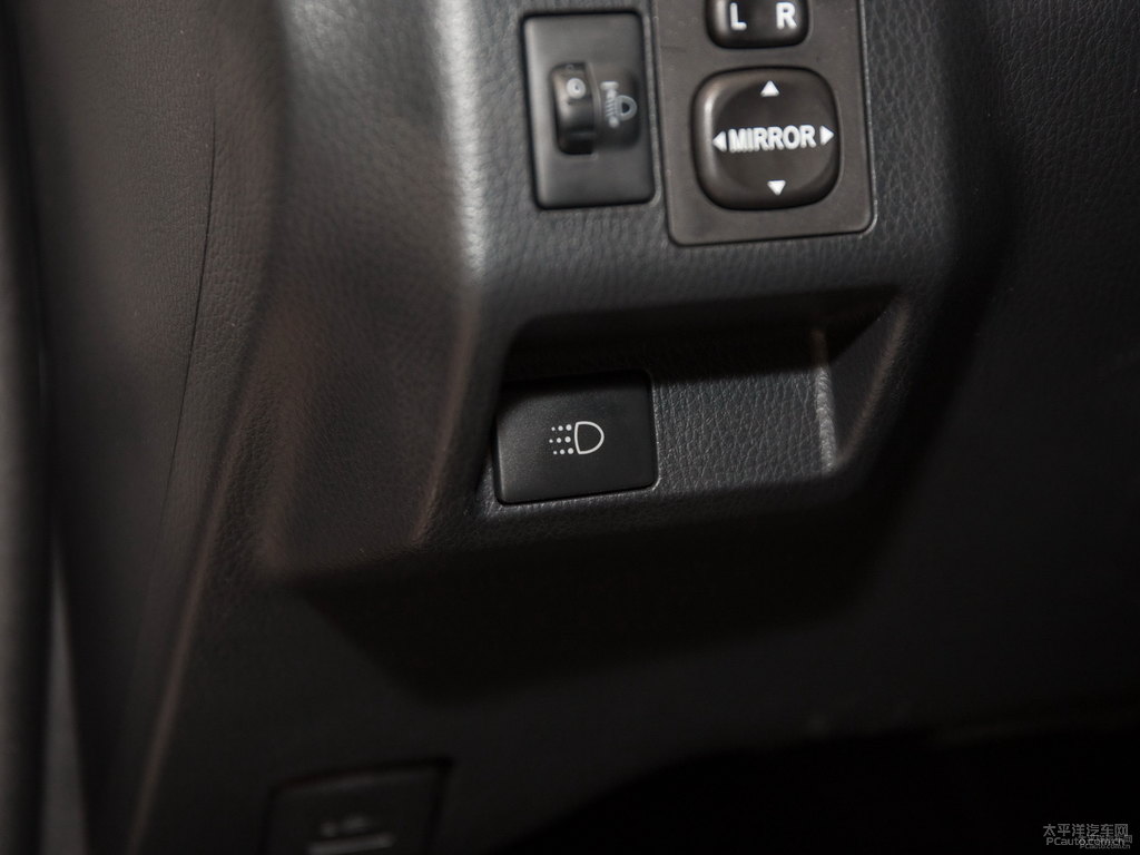 天際白YARiS L 致炫中控內(nèi)飾圖片