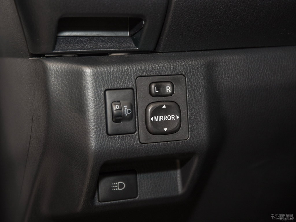 天際白YARiS L 致炫中控內(nèi)飾圖片