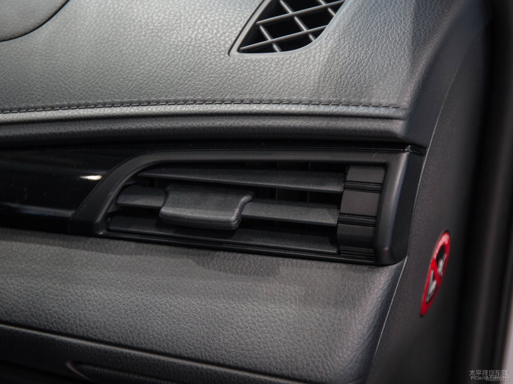 天際白YARiS L 致炫中控內(nèi)飾圖片