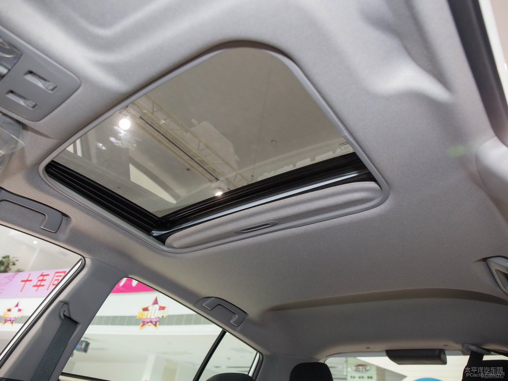 天際白YARiS L 致炫車廂內(nèi)飾圖片