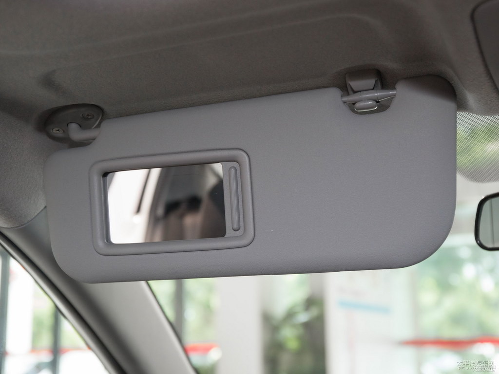 天際白YARiS L 致炫車廂內飾圖片