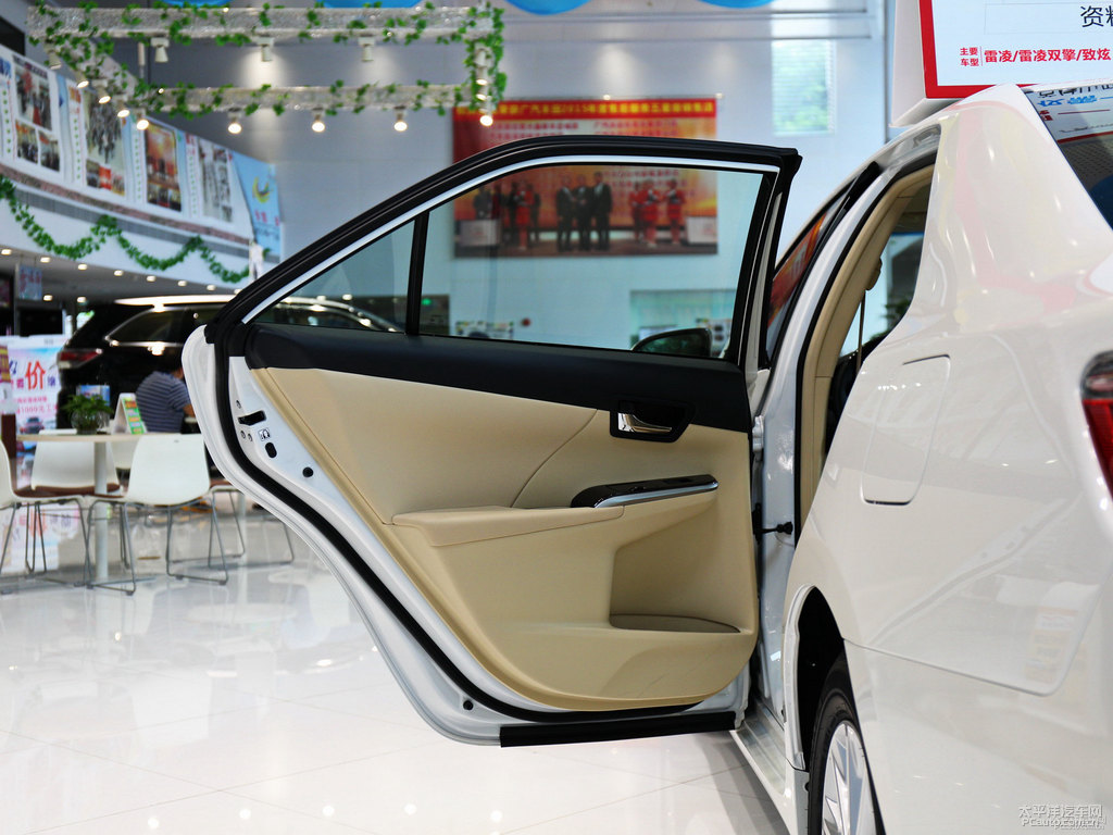 珍珠白凱美瑞車(chē)廂內(nèi)飾圖片