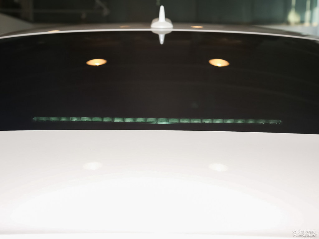 鉆石白奔馳CLS級(jí)車尾外觀圖片
