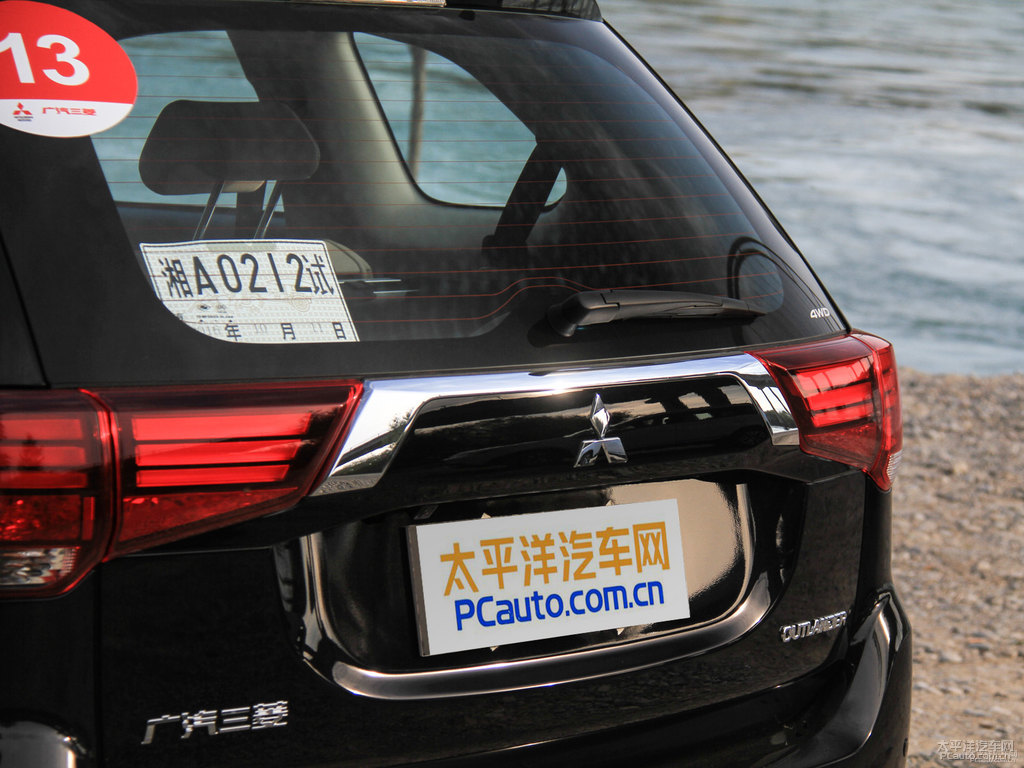珍珠黑歐藍(lán)德車尾外觀圖片