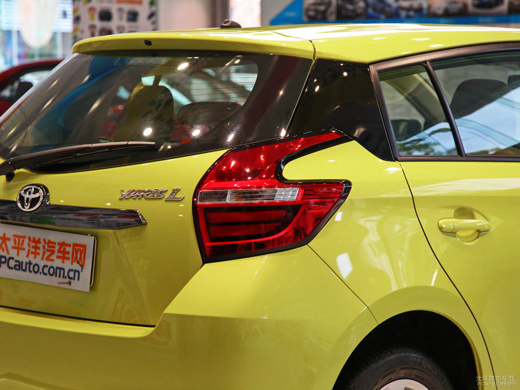 檸檬黃YARiS L 致炫車尾外觀圖片