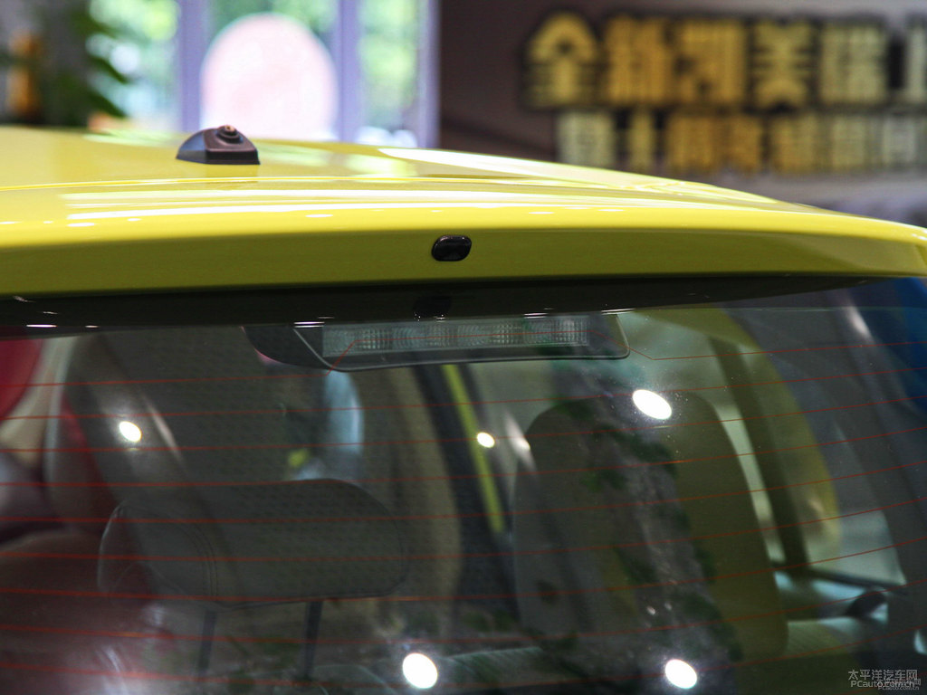 檸檬黃YARiS L 致炫車尾外觀圖片