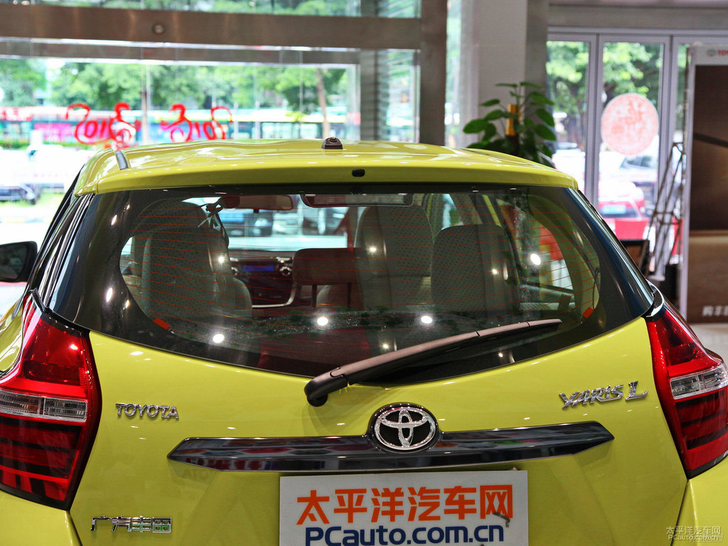 檸檬黃YARiS L 致炫車尾外觀圖片