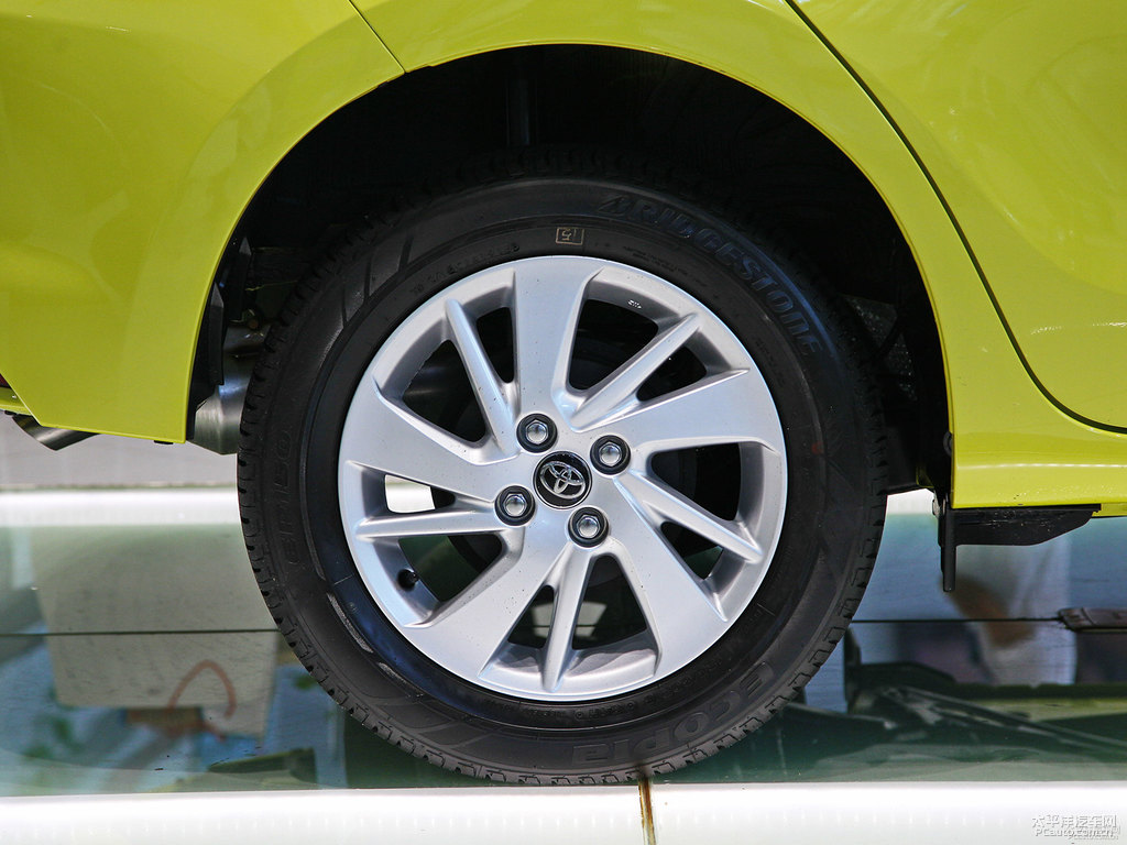 檸檬黃YARiS L 致炫車身外觀圖片