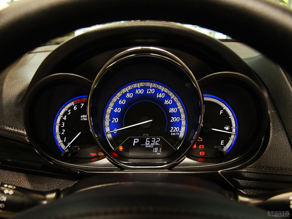 檸檬黃YARiS L 致炫中控內(nèi)飾圖片