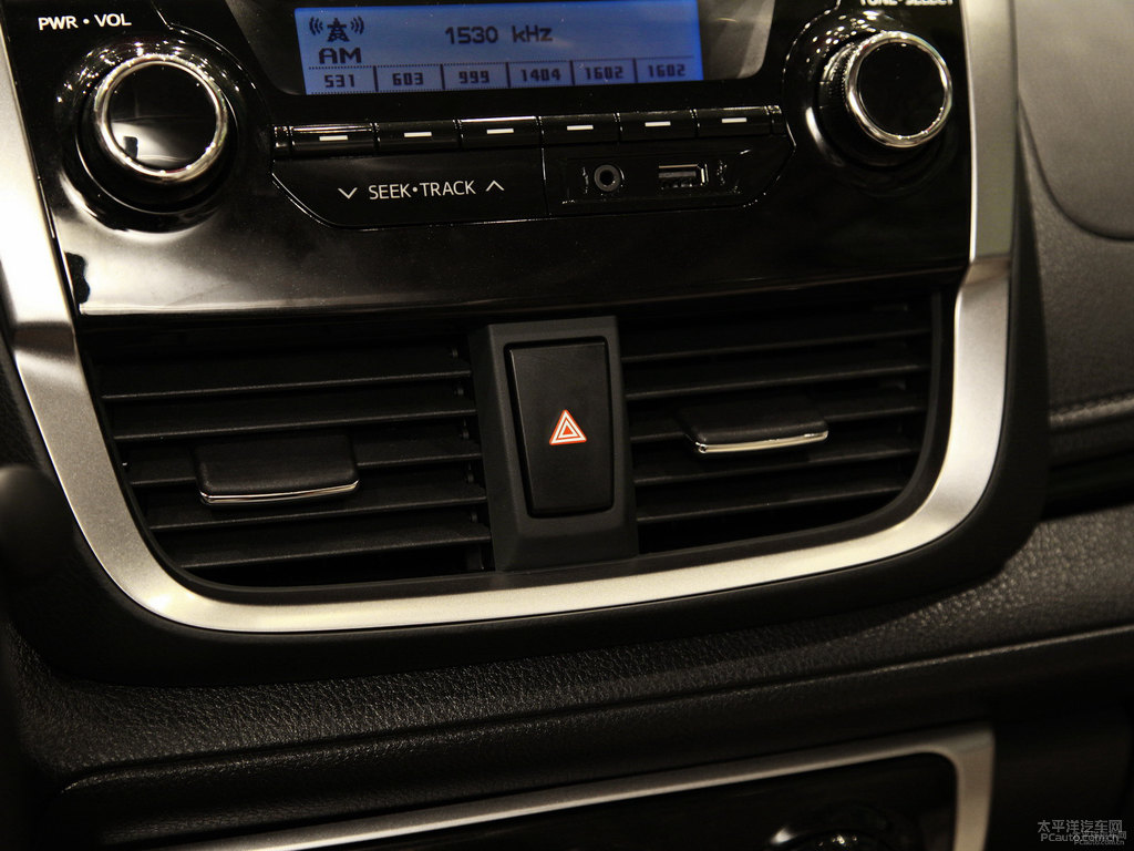 檸檬黃YARiS L 致炫中控內(nèi)飾圖片